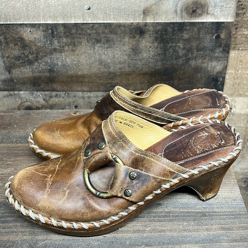 Frye Charlotte Ring Harness 70770 Brown Leather Heeled Mule Clogs Women's Sz 7.5